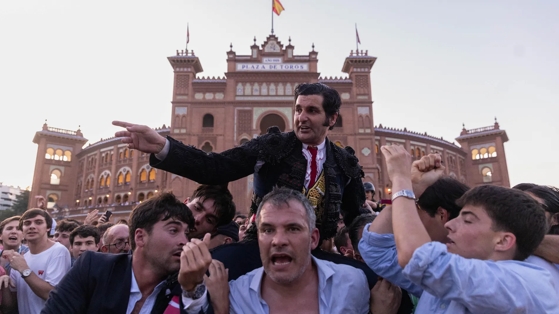 Morante cumple el sueño de su vida: abre entre lágrimas la Puerta Grande de Las Ventas