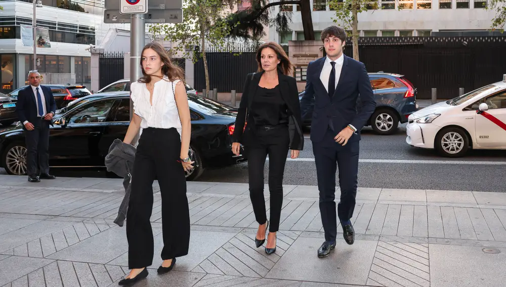 Nuria González, junto a sus hijos Iván y Alma