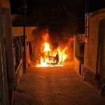 Incendio de un vehículo patrulla de la Guardia Civil en Adra (Almería).