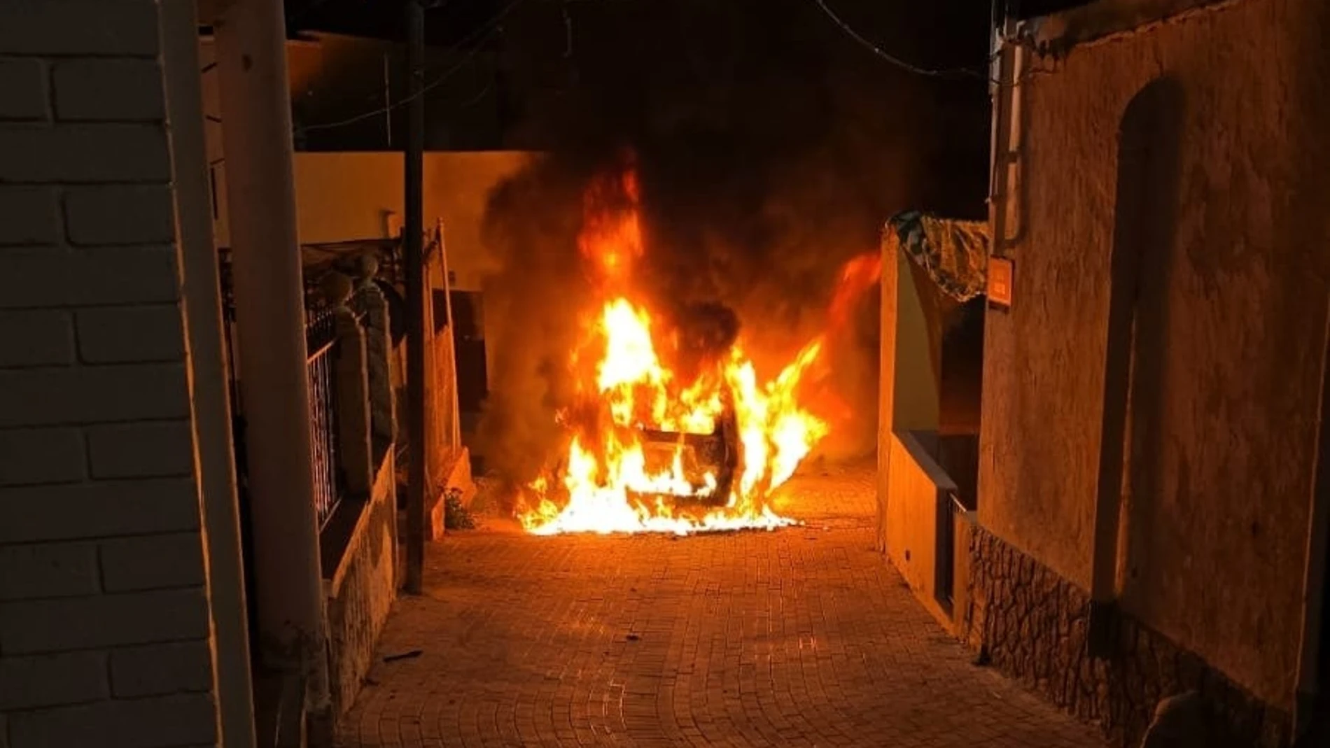 Incendio de un vehículo patrulla de la Guardia Civil en Adra (Almería).