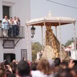 La Virgen del Rocío por las calles de la aldea durante la procesión