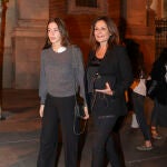 Alma, junto a su madre, Nuria González