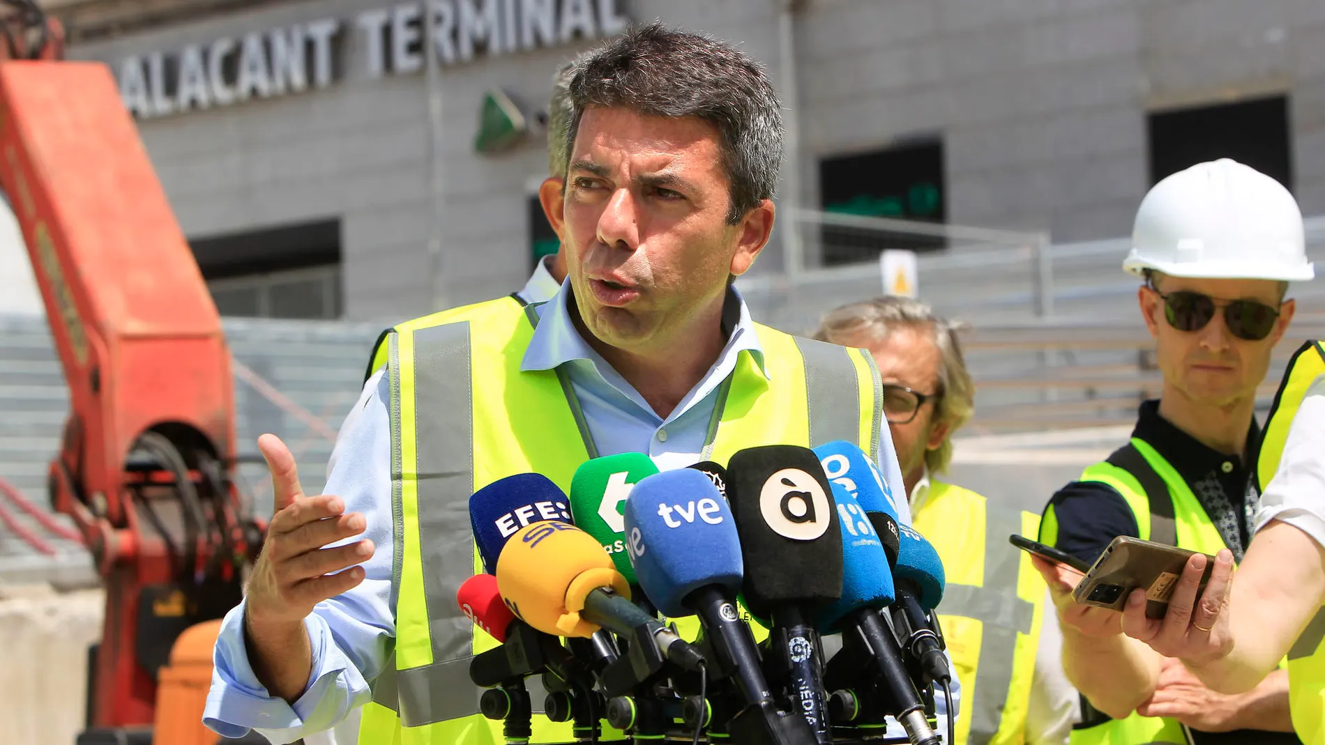 El presidente de la Generalitat, Carlos Mazón, atiende a los medios de comunicación tras visitar las obras de la estación del TRAM de Renfe en Alicante