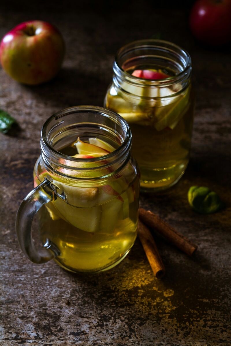 ¿Por qué el vinagre de manzana puede ayudar a combatir las canas?