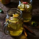 ¿Por qué el vinagre de manzana puede ayudar a combatir las canas?