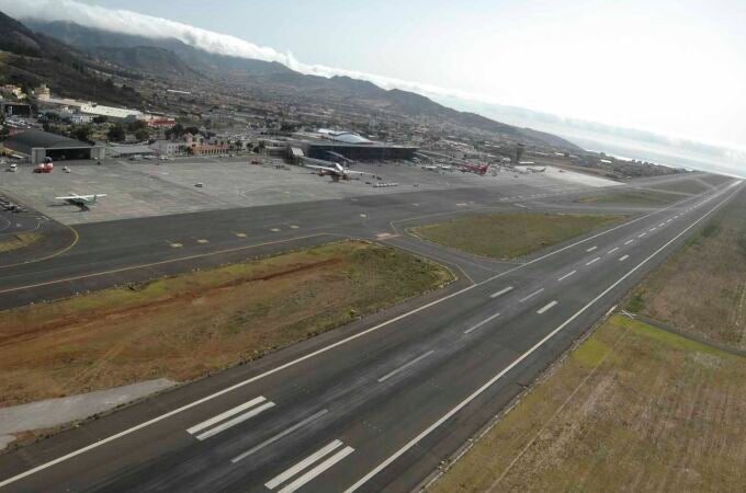 Un avión bloquea la pista y paraliza el aeropuerto Tenerife Norte Un avión bloquea la pista y paraliza el aeropuerto Tenerife Norte