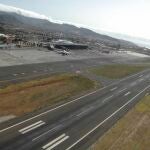 Un avión bloquea la pista y paraliza el aeropuerto Tenerife Norte