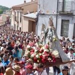 Miles de zamoranos participan en la tradicional romería de la Virgen de la Concha entre Zamora y La Hiniesta