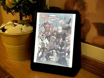 Un cómic abierto en el Kindle Colorsoft, en color negro metalizado Un cómic abierto en el Kindle Colorsoft, en color negro metalizado