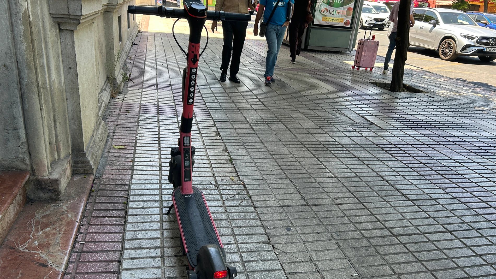 SEV05. SEVILLA, 09/06/2025.-Un patinete eléctrico de la empresa Voi Technology, la empresa que gestiona su alquiler en Sevilla, ha asegurado que el contrato que firmó en su día con el Ayuntamiento la avala para no dejar de prestar servicio en la ciudad, y que retirarlos dejaría a la empresa “en una grave inseguridad jurídica”.EFE/Fermín Cabanillas