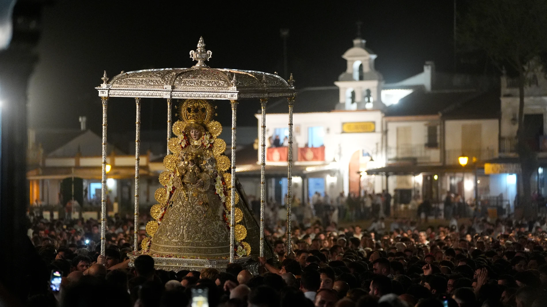 Detalle de la salida de la Virgen del Rocío por las calles de la Aldea, a 9 de junio de 2025 en Huelva (Andalucía, España). El milagro volvió a suceder, el Lunes de Penteconstés, los almonteños saltaron la reja para sacar en procesión por las calles de la Aldea a la Virgen del Rocío.09 JUNIO 2025Joaquin Corchero / Europa Press09/06/2025