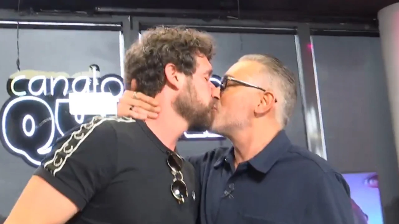 Kiko Hernández rompe a llorar por lo que le dice su marido Fran Antón en directo de él