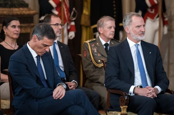 Sánchez planta al Rey en la Pascua Militar por una cumbre sobre Ucrania en París
