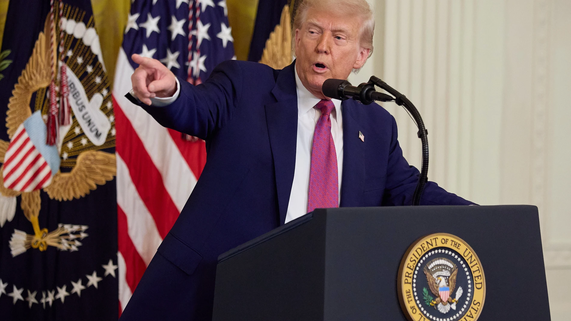WASHINGTON (United States), 12/06/2025.- US President Donald Trump speaks before signing resolutions that block California's rule phasing out gas-powered cars and ending the sale of new ones by 2035, in the East Room of the White House in Washington, DC, USA, 12 June 2025. EFE/EPA/ALLISON DINNER