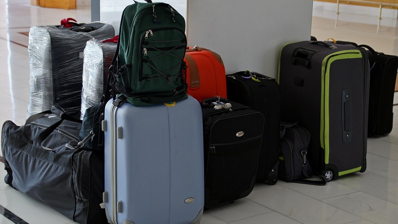 Un hombre pierde su equipaje en un aeropuerto de EE UU y encuentra al ladrón con su ropa puesta: "La maleta se estaba yendo"