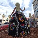 Faldas del traje de novia alicantina elaborados con flores; las figuras de las Belleas saludan a los pasajeros que llegan en tren a Alicante