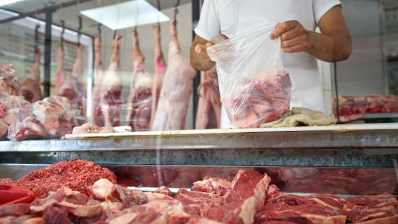 El "trucazo supercasero" de un carnicero para descongelar de forma segura la carne