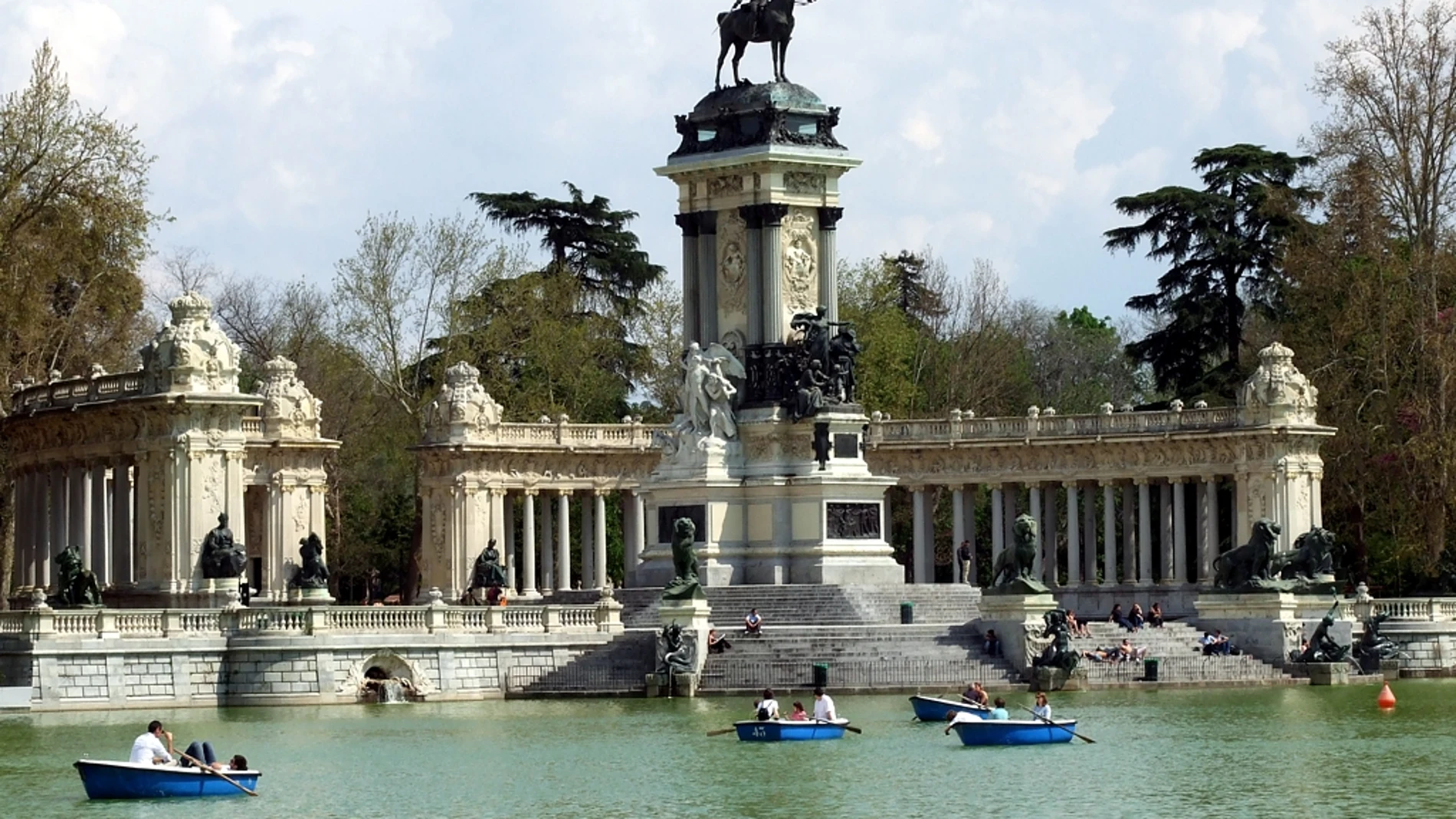 El estanque está presidido por el monumento de Alfonso XII