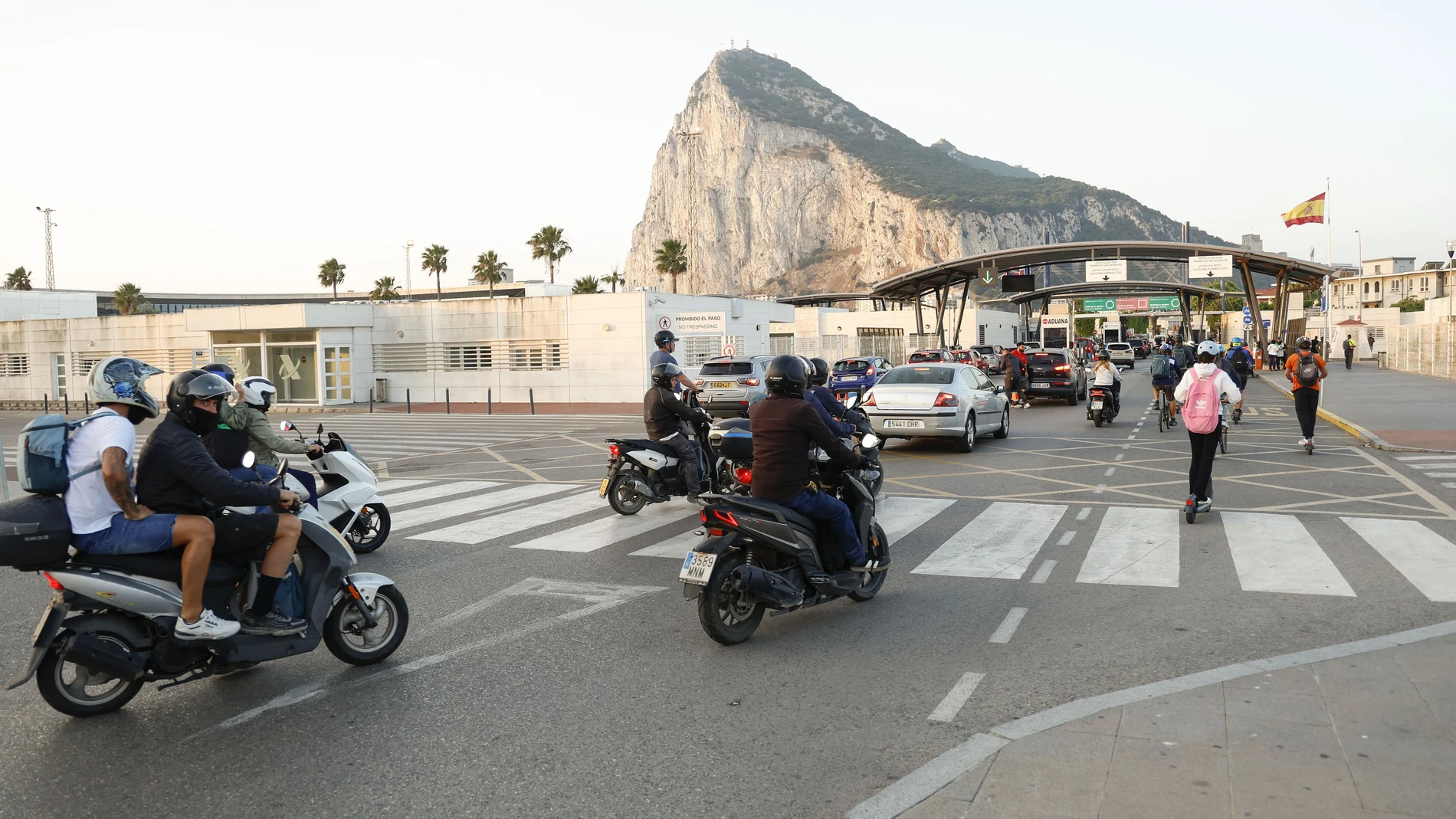 Trabajadores se dirigen este jueves a Gibraltar para comenzar su jornada laboral, un día después de que la Comisión Europea, el Reino Unido y España llegaran a un acuerdo sobre el estatus de Gibraltar tras el Brexit.