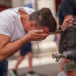hombre pasando mucho calor
