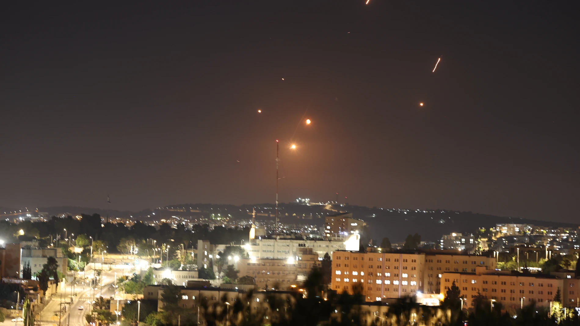 FOTODELDIA Jerusalén (-), 13/06/2025.- Misiles lanzados desde Irán sobre Jerusalén, este viernes. El ejército israelí ha identificado misiles lanzados desde Irán hacia territorio israelí, como respuesta a los bombardeos israelíes de toda la jornada. EFE/ATEF SAFADI