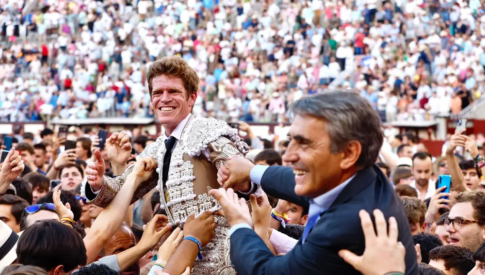 El diestro Borja Jiménez sale a hombros, acompañado de Victorino Martín, durante la corrida en memoria de Victorino Martín, celebrada este domingo en la plaza de toros de Las Ventas.