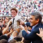 El diestro Borja Jiménez sale a hombros, acompañado de Victorino Martín, durante la corrida en memoria de Victorino Martín, celebrada este domingo en la plaza de toros de Las Ventas.