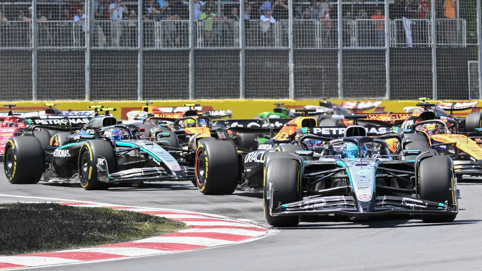 15 June 2025, Canada, Montreal: British Formula 1 driver George Russell of team Mercedes, leads at the start of the Formula One Canadian Grand Prix in Montreal. Photo: Graham Hughes/Canadian Press via ZUMA Press/dpa Graham Hughes/Canadian Press via / DPA 15/06/2025 ONLY FOR USE IN SPAIN