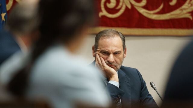 l exministro de Transportes José Luis Ábalos ha comparecido finalmente a la tercera citación del Parlamento de Canarias y ha optado por responder a las preguntas formuladas por los diputados salvo las que guardan relación con su condición de investigado en el llamado 'caso Koldo', que se instruye en el Tribuna Supremo. 