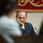 l exministro de Transportes José Luis Ábalos ha comparecido finalmente a la tercera citación del Parlamento de Canarias y ha optado por responder a las preguntas formuladas por los diputados salvo las que guardan relación con su condición de investigado en el llamado 'caso Koldo', que se instruye en el Tribuna Supremo. 