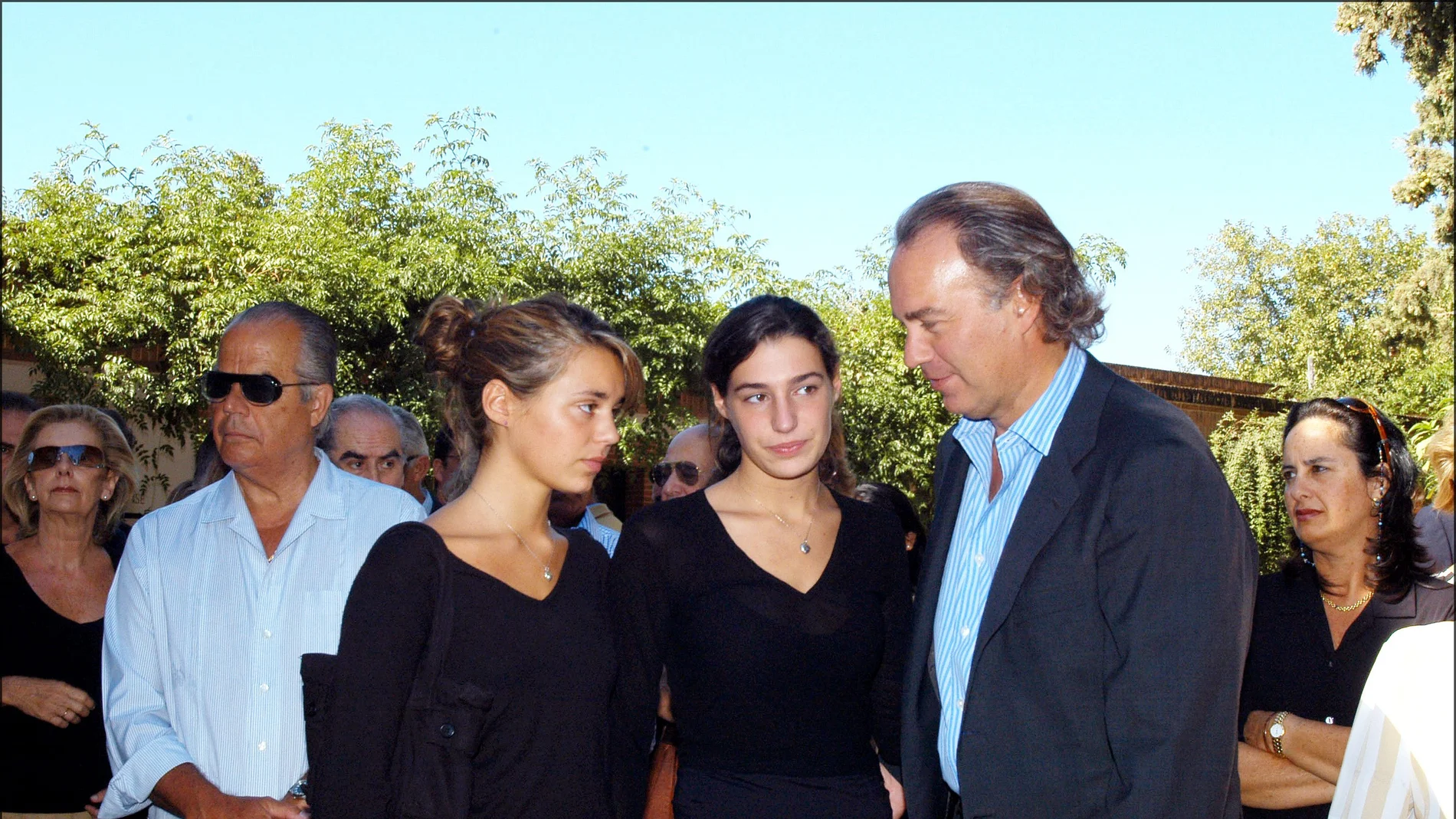Bertín Osborne con sus hijas, Claudia y Eugenia, en el funeral de Sandra Domecq