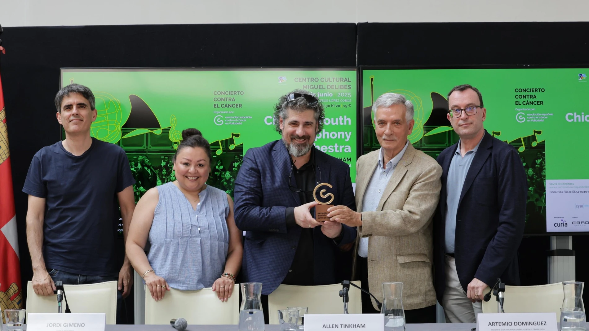 El presidente de AECC Valladolid, Artemio Domínguez, recibe a la Chicago Youth Symphony Orchestra