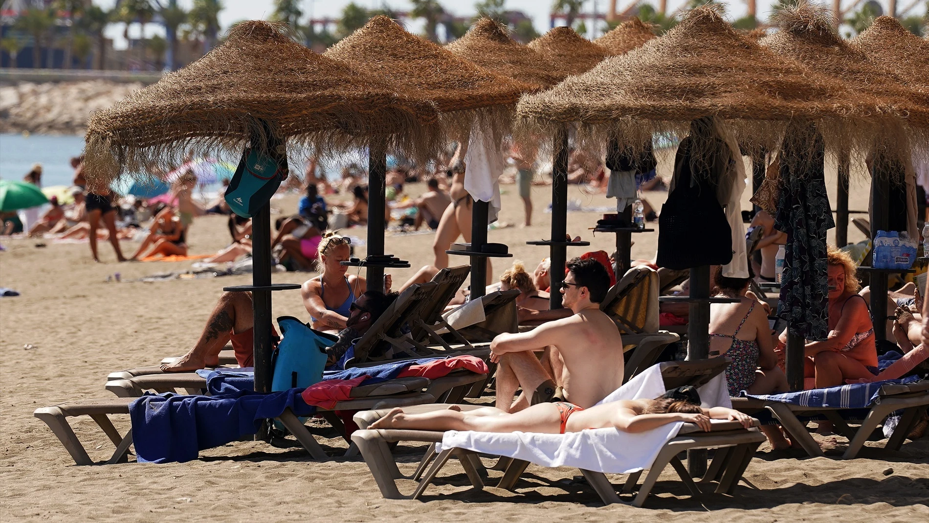Bañistas en la playa en Málaga