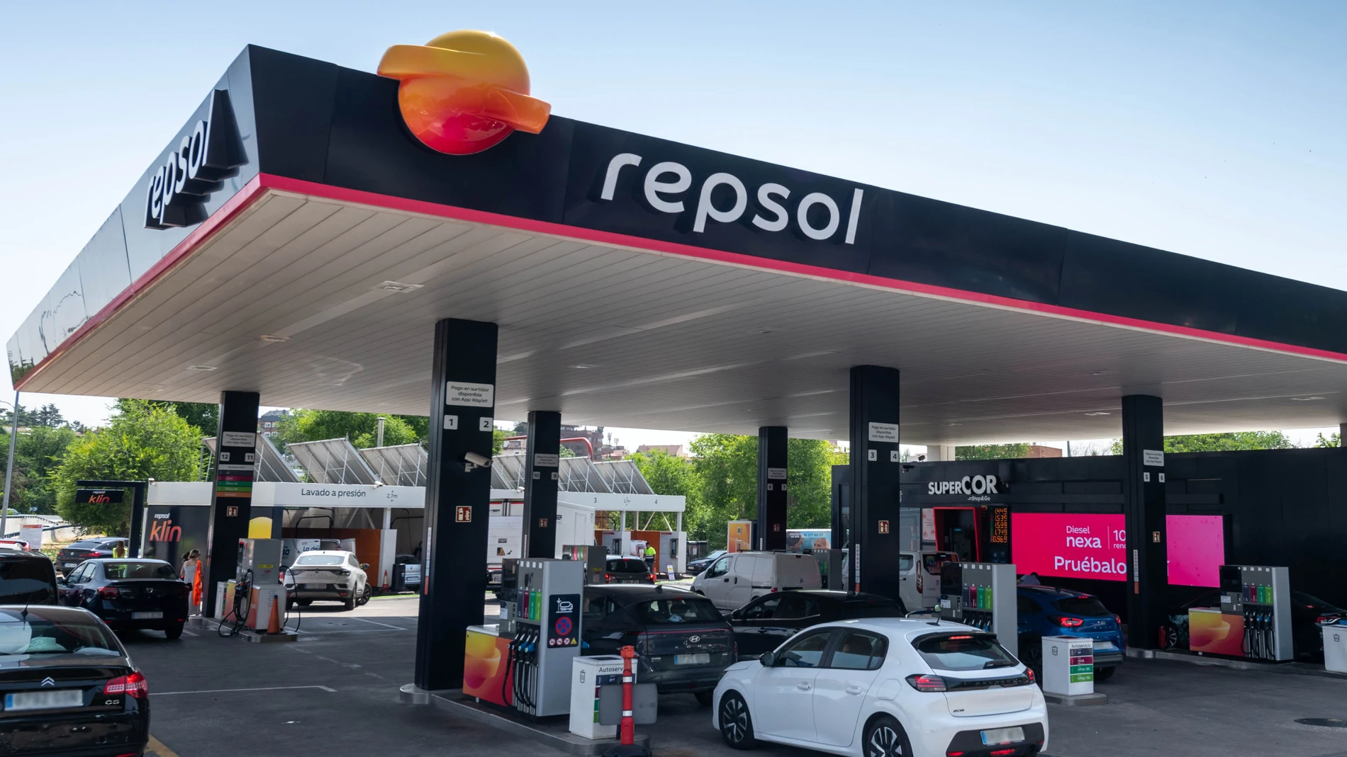 Estación de servicio de Repsol con su nueva imagen de marca