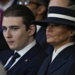 Barron Trump junto a su madre, Melania