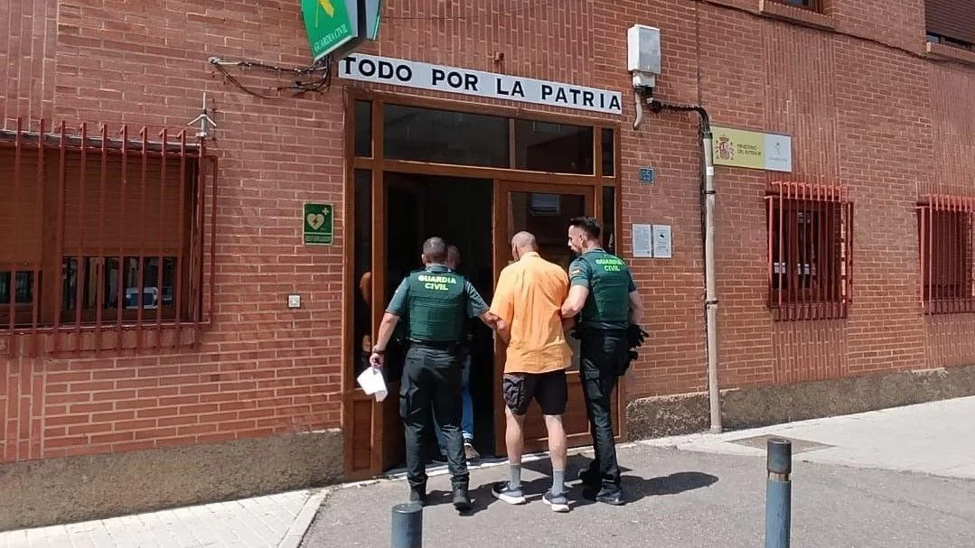 El detenido entra en dependencias de la Guardia Civil