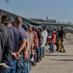 ICE detiene a 84 migrantes, incluyendo "criminales" mexicanos, en un hipódromo en Luisiana