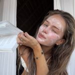 Influencer con mascarilla facial.