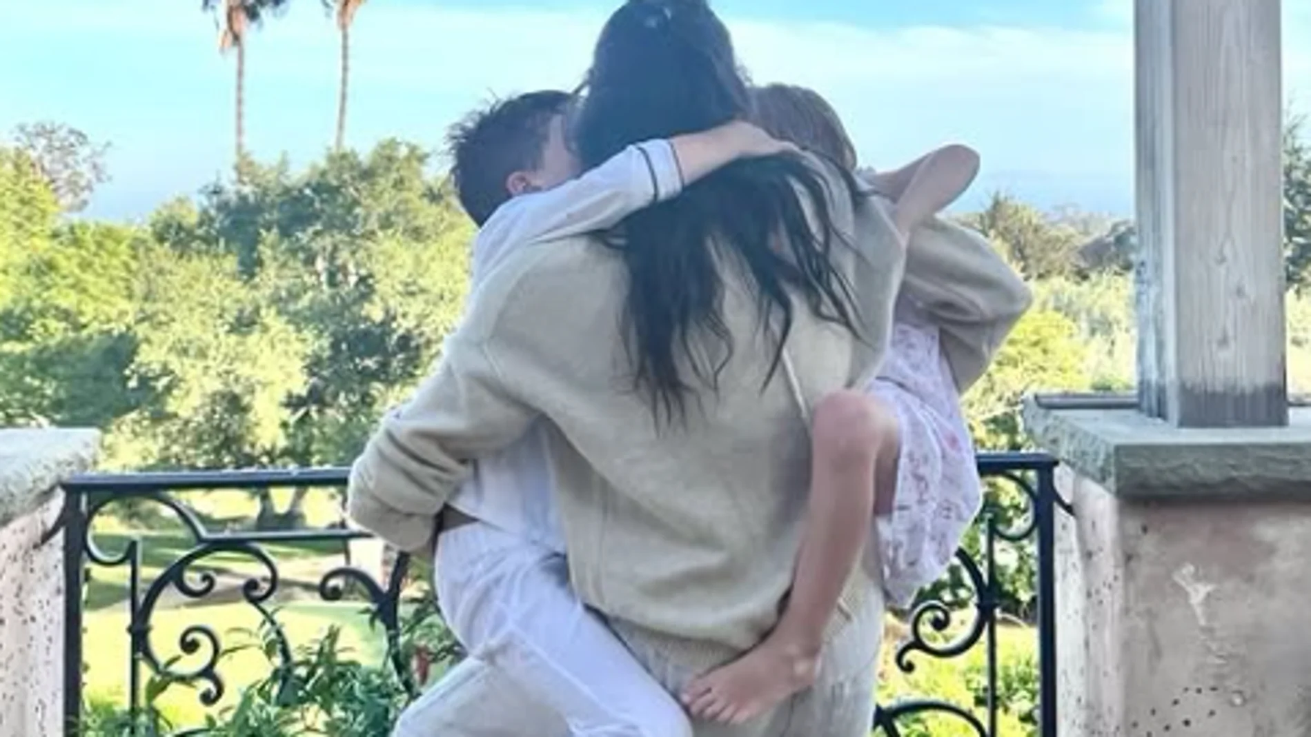 Meghan Markle, junto a sus hijos Archie y Lilibet