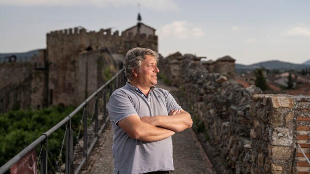 Javier del Valle Morales, alcalde de Buitrago del Lozoya, el pasado 18 de junio en la muralla del municipio.
