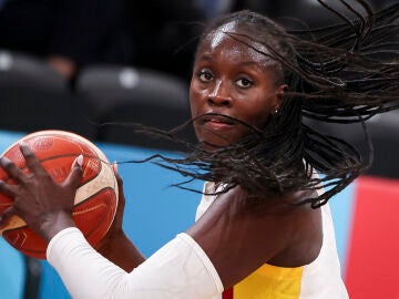 Awa Fam atrapa un rebote en el pasado Eurobasket