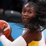 Awa Fam atrapa un rebote en el pasado Eurobasket