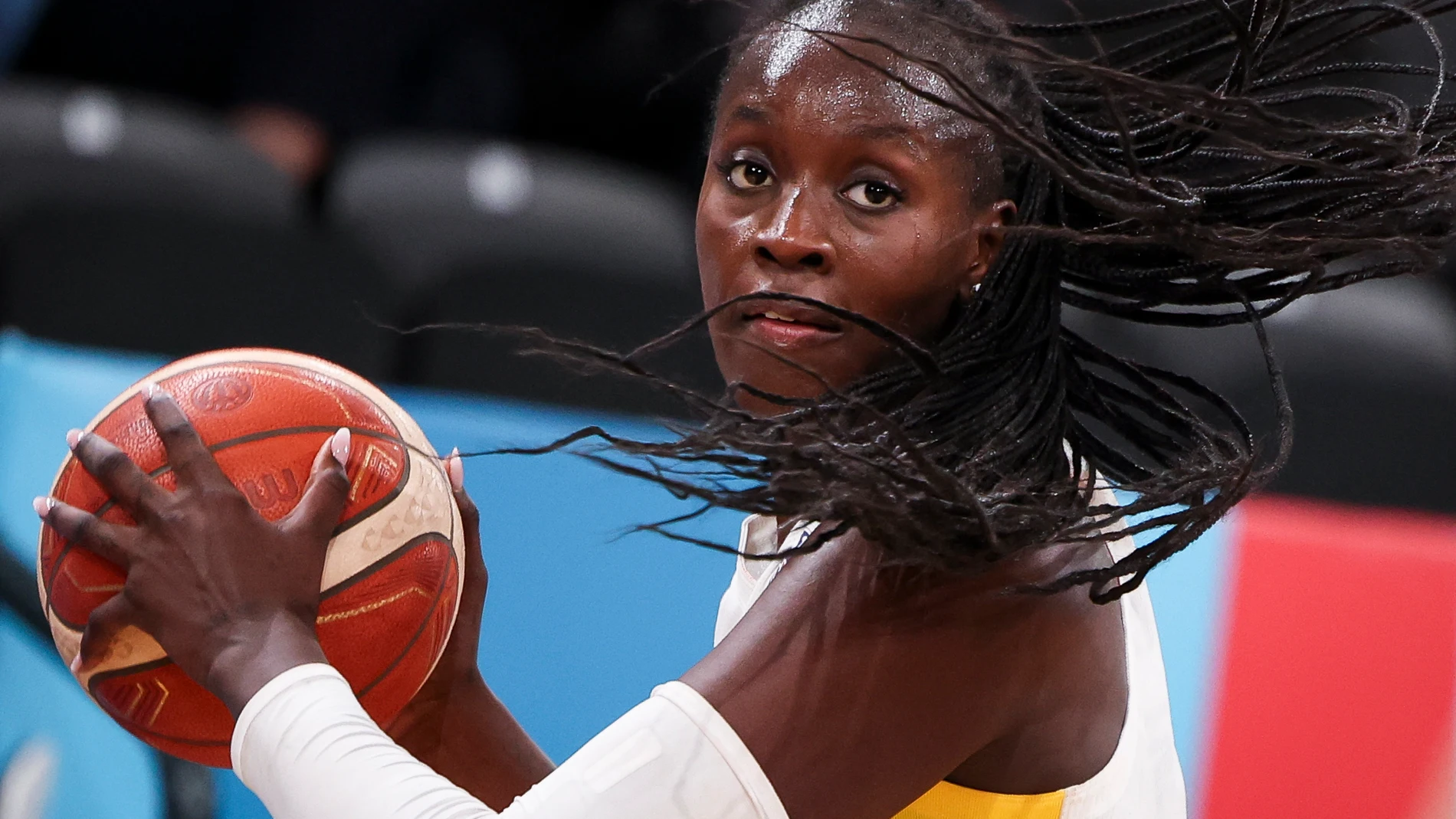 Awa Fam atrapa un rebote en el pasado Eurobasket