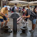 Turistas en plena ola de calor en Madrid.