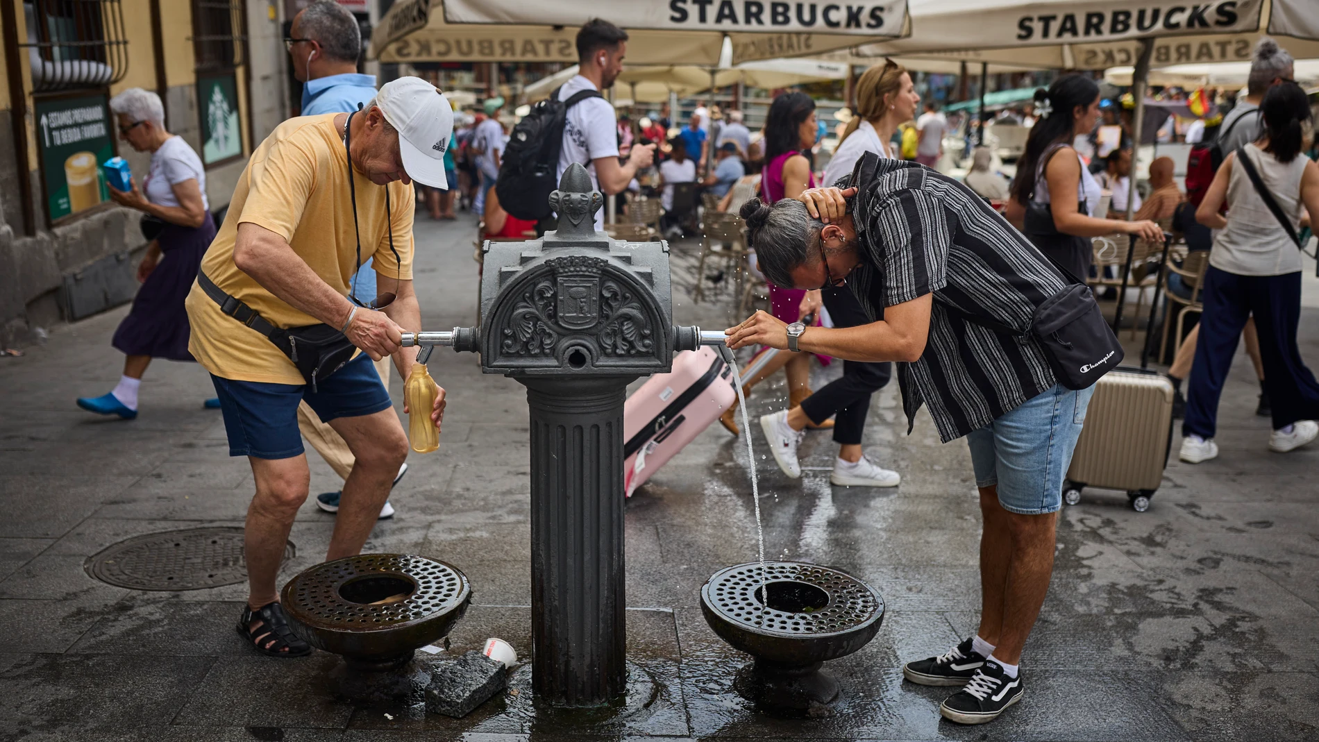 Turistas en plena ola de calor en Madrid.