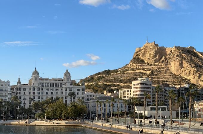 Vista panorámica de la ciudad de Alicante, con el Castillo de Santa Bárbara al fondo y la Casa Carbonell, en primer término