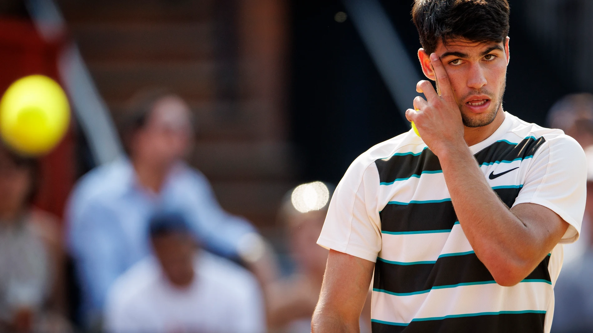 LONDON (United Kingdom), 19/06/2025.- Carlos Alcaraz of Spain reacts during his second round match against Jaume Munar of Spain at the Queen's Club Championships tennis tournament in London, Britain, 19 June 2025. (Tenis, España, Reino Unido, Londres) EFE/EPA/TOLGA AKMEN
