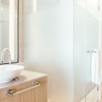 El truco de una experta de limpieza para eliminar las manchas de cal de la mampara: "Solo necesitas papel de horno y cinco minutos"