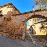 Muralla y Arco del Ayuntamiento de Poza de la Sal