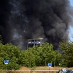 Grandes llamaradas y una columna visible desde todo Vitoria al arder una empresa